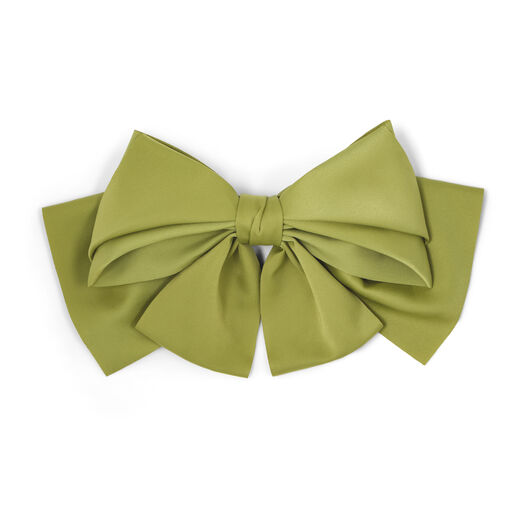 Green satin hair clip in the shape of a maxi bow.